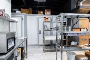 Sandėlio stelažai, virtuvės sandėlio lentynos su pagamintu maistu ir produktais | Horeka