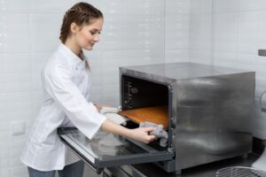 Konvekcinė krosnis ir ja besinaudojanti virtuvėje dirbanti moteris | Horeca shop
